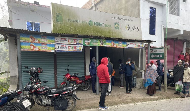 বগুড়ায় ব্যাংকের সিন্দুক কেটে টাকা চুরি